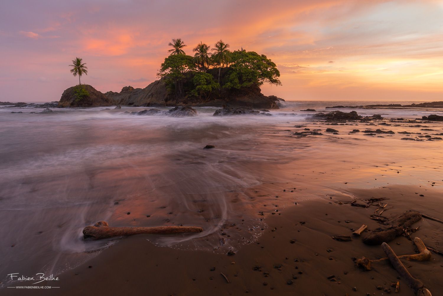 Une photo de paysage au coucher du soleil