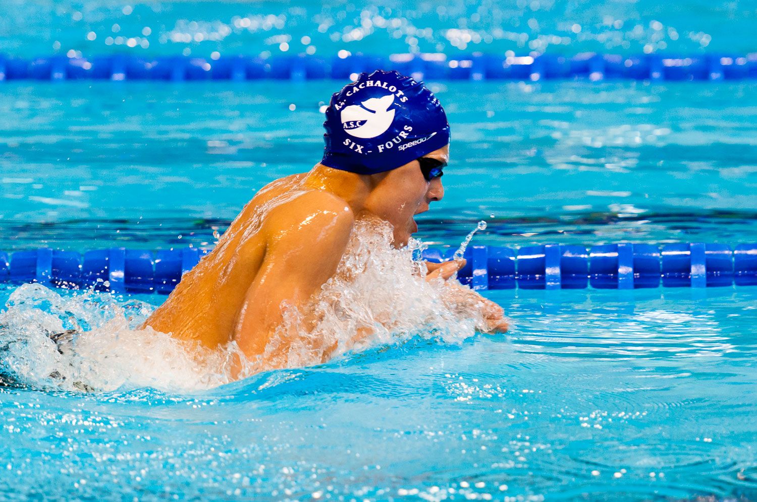 Nageur en compétition dans une piscine