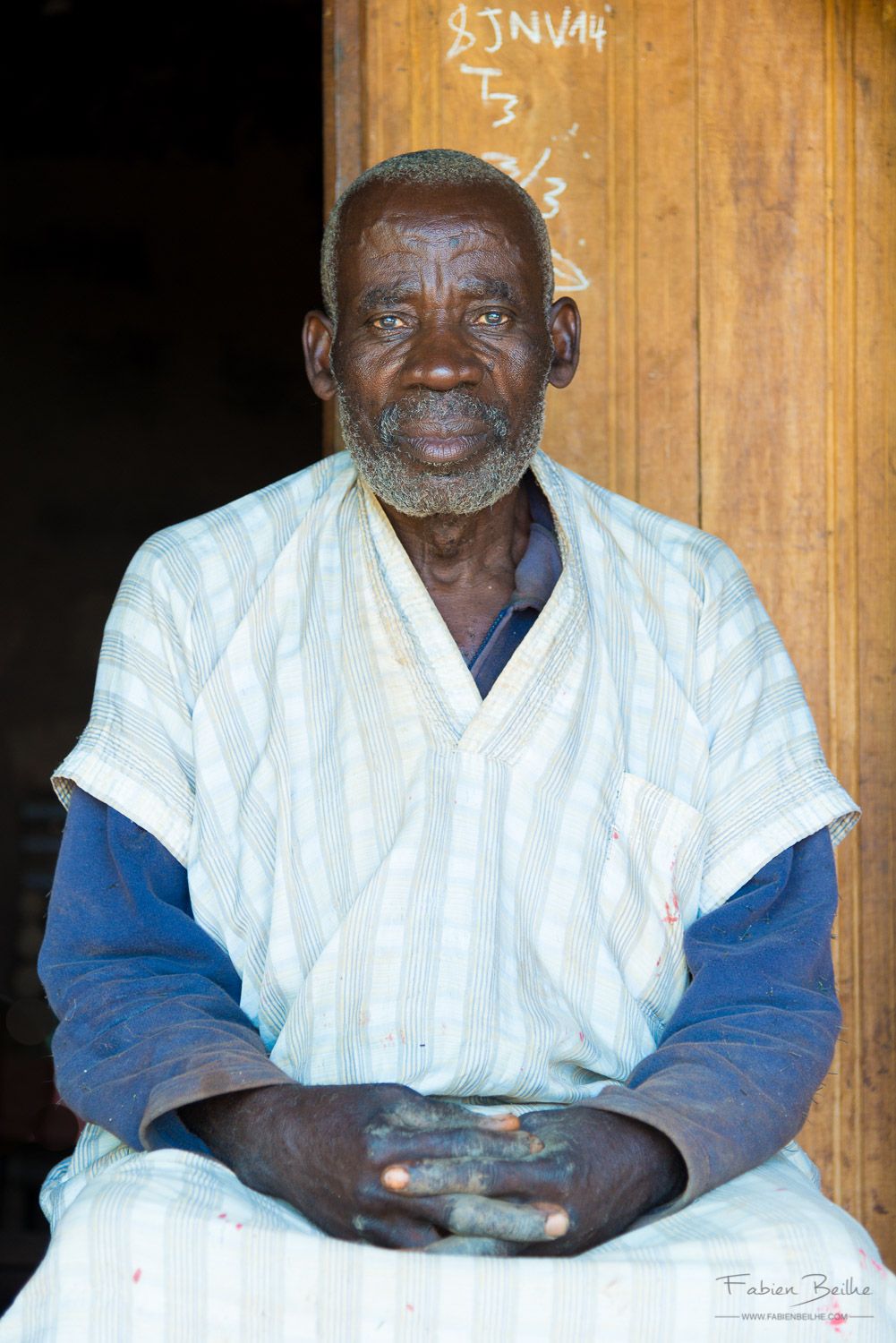 Un monsieur pose pour un portrait