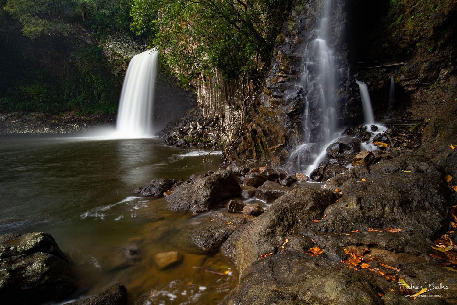 Une cascade photographiée en pose lente