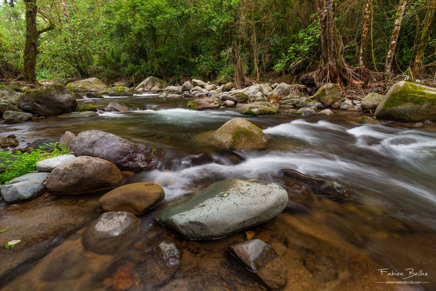 Une rivière photographiée avec un filtre polarisant