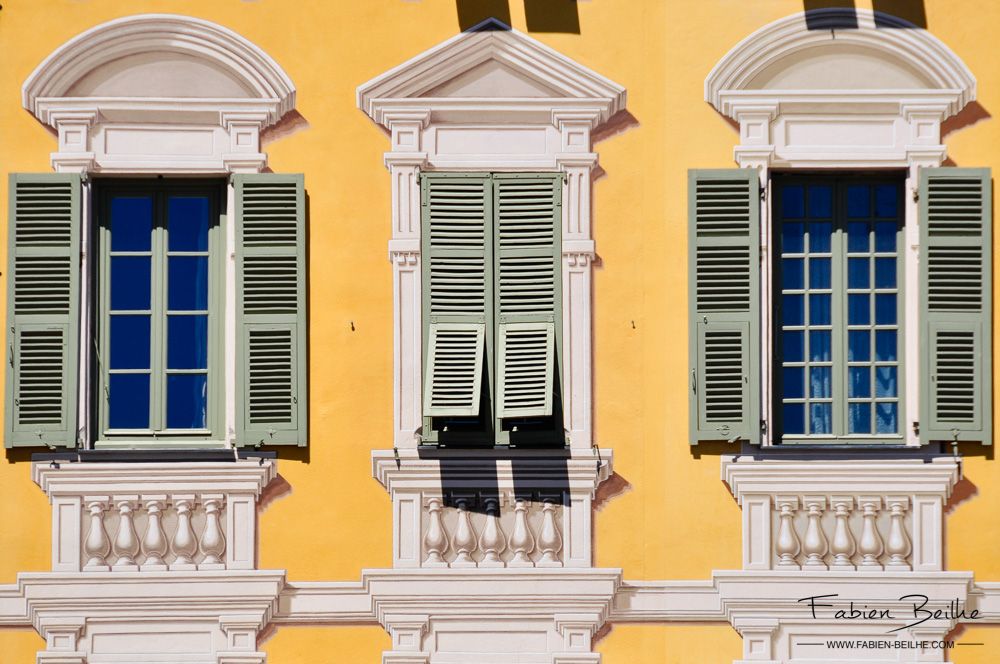 Fenêtre et façade d'un vieux bâtiment