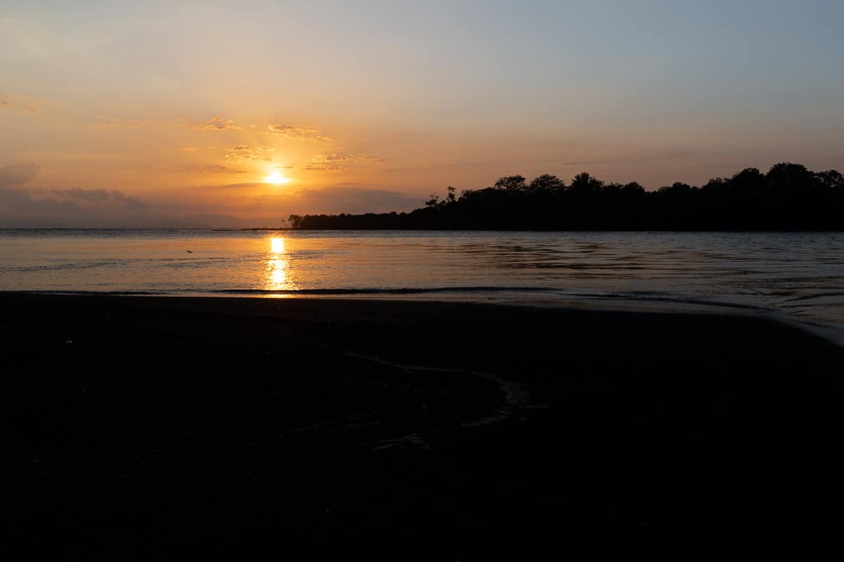 Photo d'une plage à contre-jour