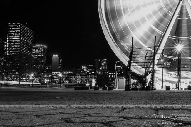 Une grande roue avec des trainées de lumière