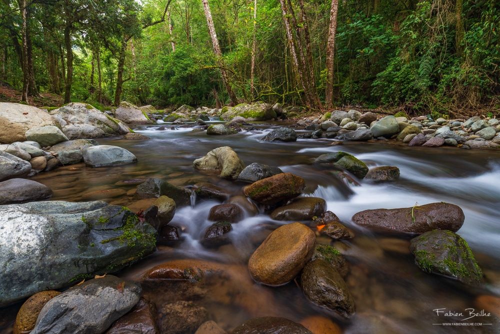 Une pose longue sur une rivière de montagne au Costa Rica