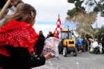 Une fille lance des confettis lors d'un carnaval