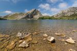 Une photo de paysage avec une montagne et un lac