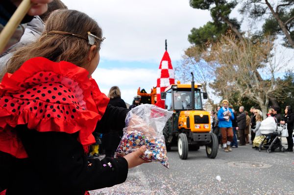 Une fille lance des confettis lors d'un carnaval