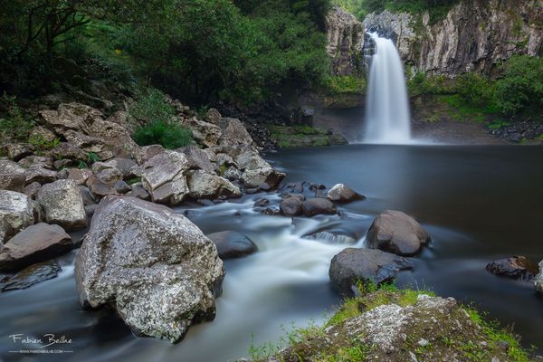 Une photo de cascade avec un plan d'eau