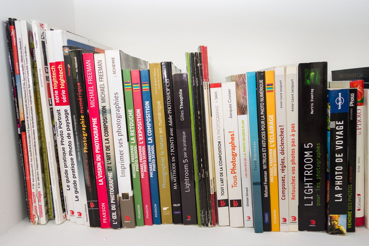 Une étagère avec des livres sur la photographie