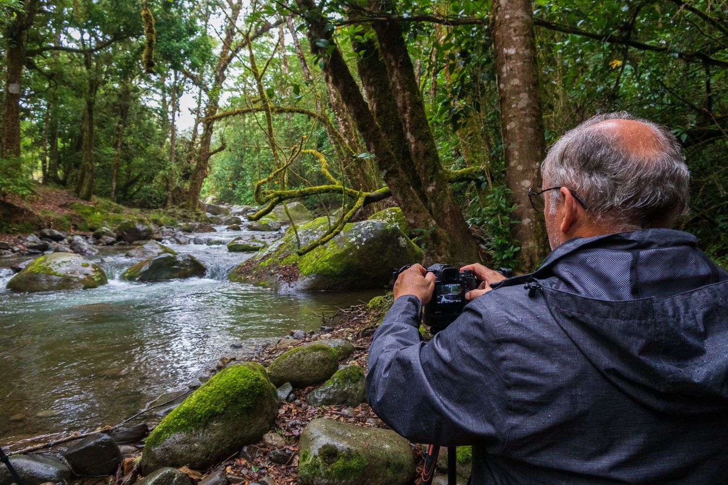 Un photographe réalise une pose longue lors d'un stage photo au Costa Rica