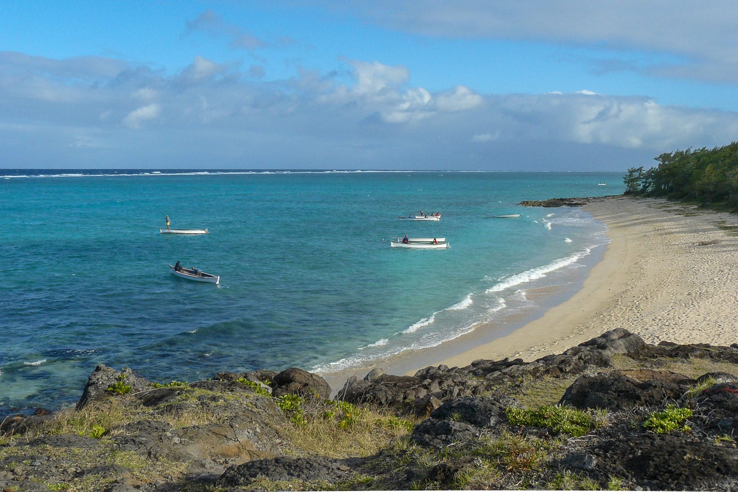 Photo d'une plage avec un piqué moyen