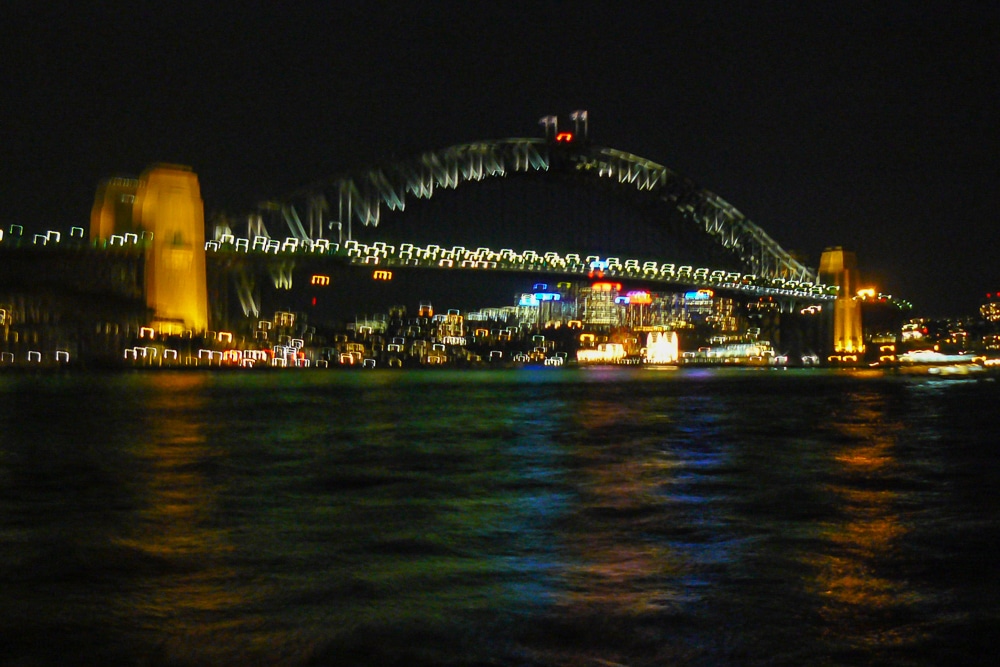 Photo floue d'un pont