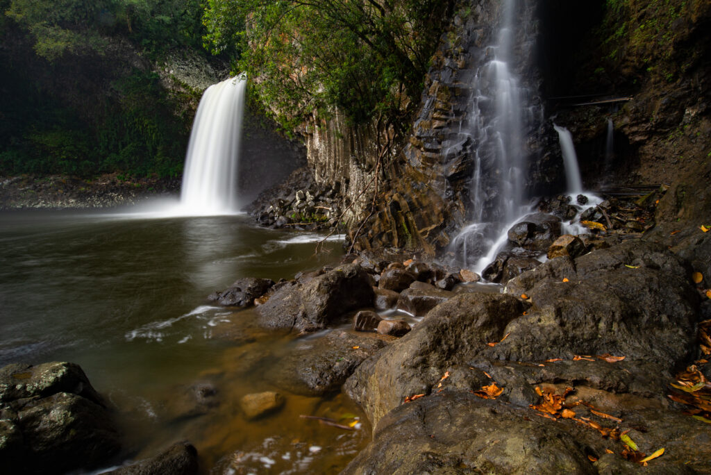 Cascades en pose longue 2 cascades photographiées avec un long temps de pose
